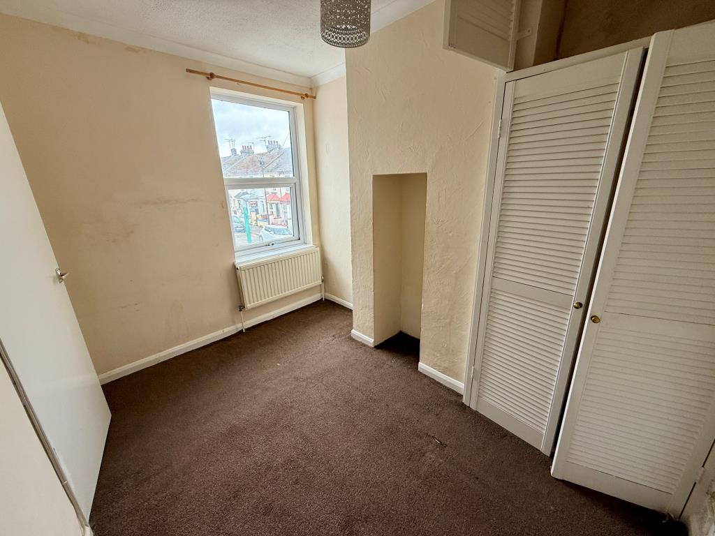 Lot: 174 - THREE-BEDROOM END-TERRACE FOR REFURISHMENT - Bedroom two